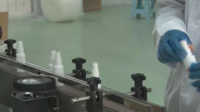 「众志成城 防控疫情」扶贫车间"跨界"生产防疫物资 为战胜疫情添砖加瓦